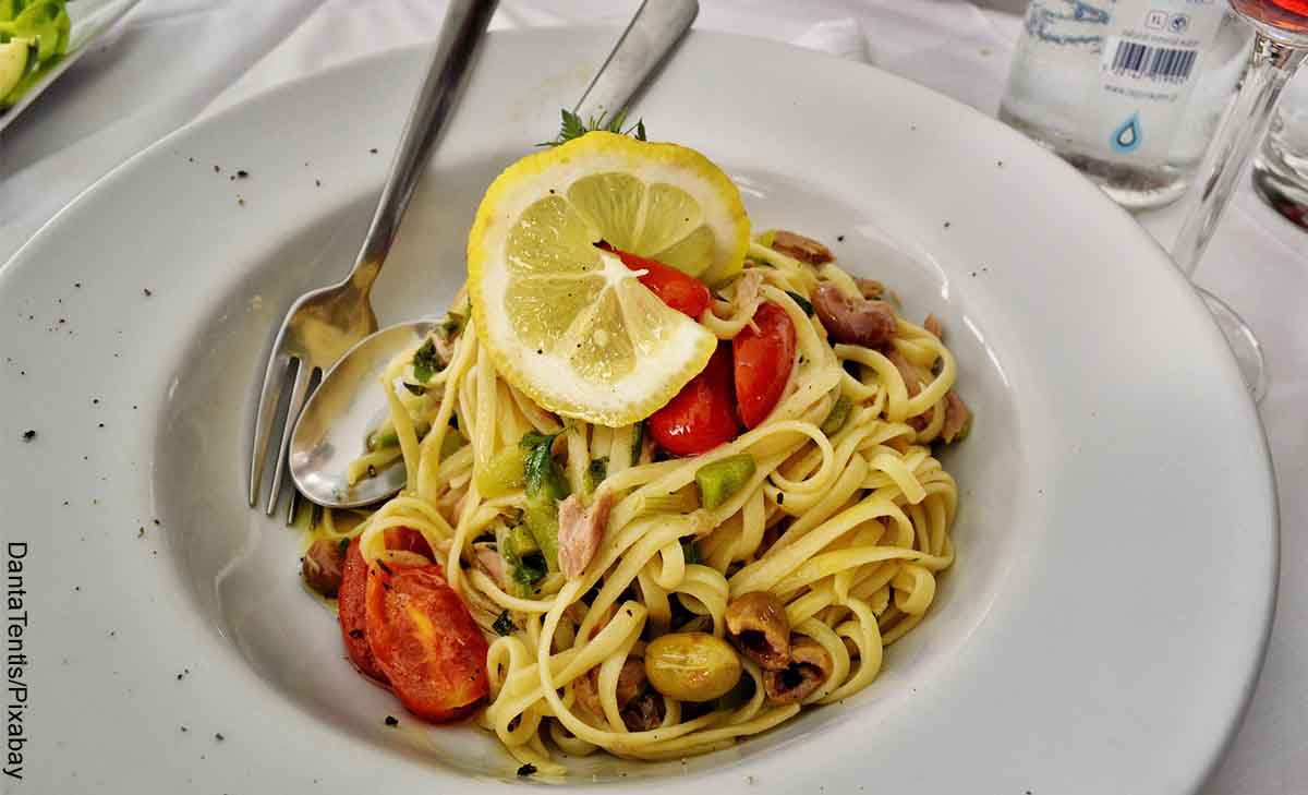 Foto de pasta con tomate, limón y atún que revela cómo hacer espaguetis con atún