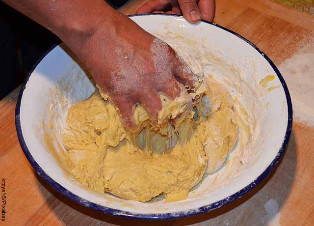 Foto de una mana haciendo mezcla de harina que revela cómo hacer galletas con chispas de chocolate