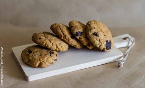 Foto de 5 galletas de chocolate sobre una tabla de picado