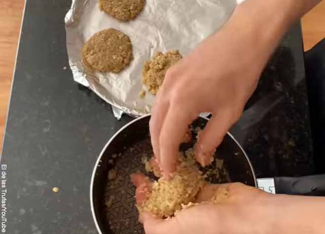 Foto de una persona haciendo galletas
