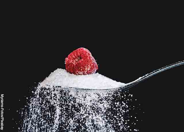 Foto de azúcar con una frambuesa en una cuchara