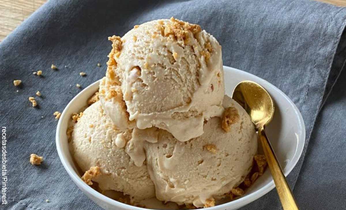 Foto de tres bolas de helado con una cuchara que muestran cómo hacer helados de coco