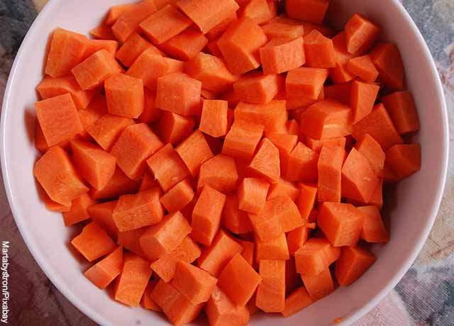 Foto de zanahorias cortadas en cuadritos