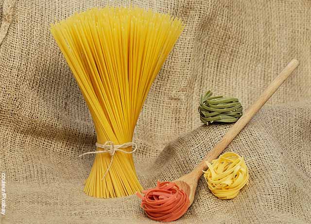 Fotod e pasta cruda sobre un costal que muestra cómo hacer spaghetti