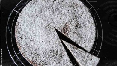 Foto de torta negra con azúcar pulverizada que ilustra cómo hacer torta de naranja