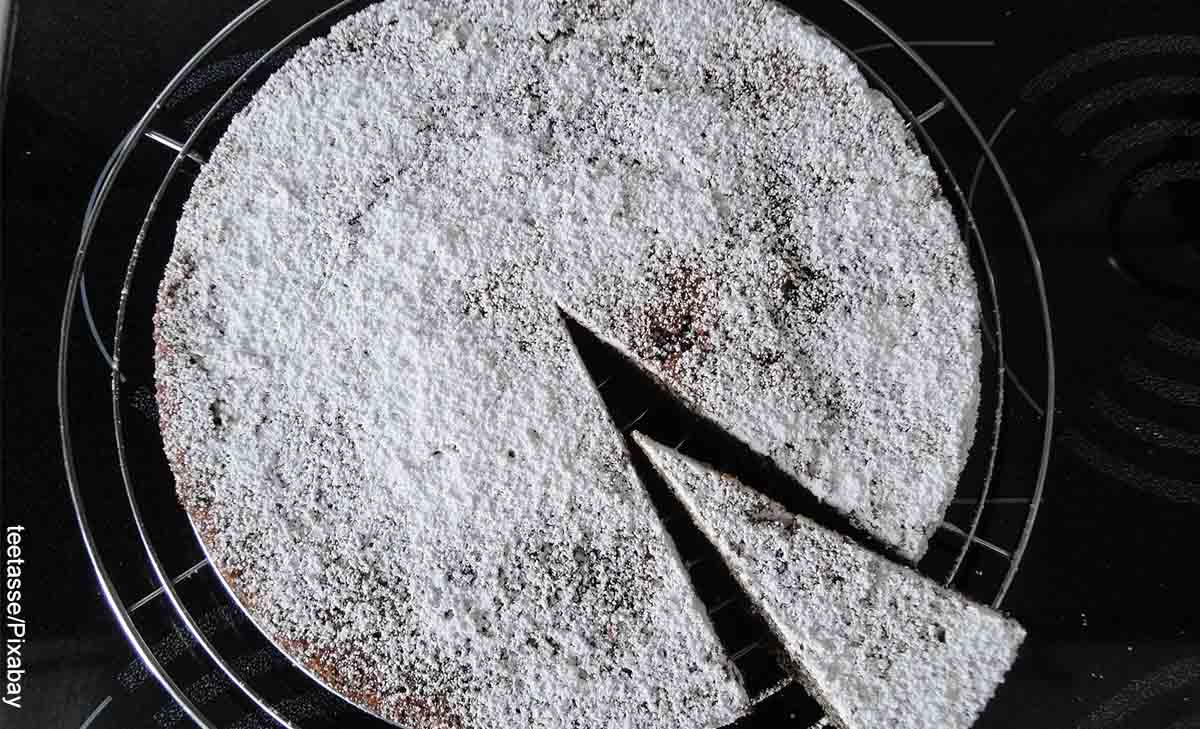 Foto de torta negra con azúcar pulverizada que ilustra cómo hacer torta de naranja
