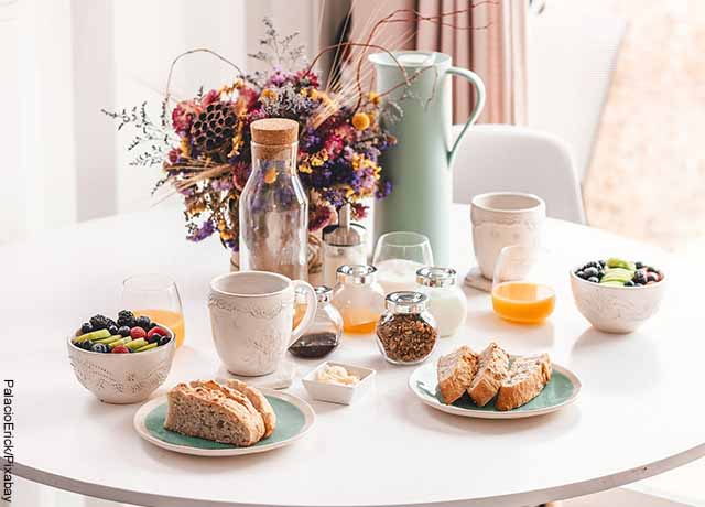 Foto de un desayuno sobre una mesa