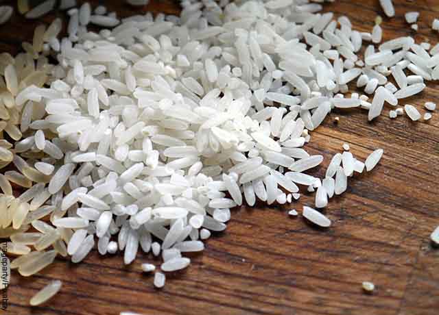 Foto de granos de arroz crudo