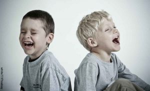 Foto de dos niños riendo que revela cuándo es el Día de los Inocentes