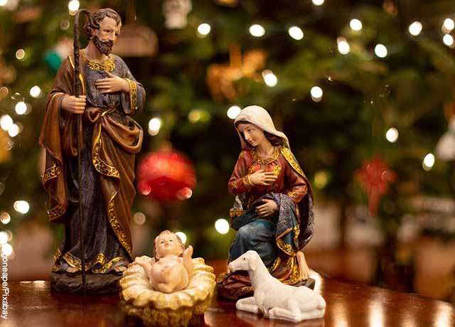 Foto del nacimiento de Jesús sobre una mesa