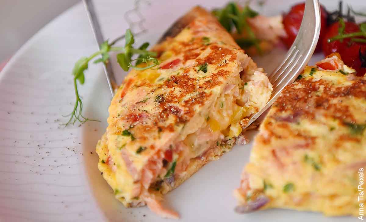 Foto de huevos con relleno que muestra el omelette y su receta
