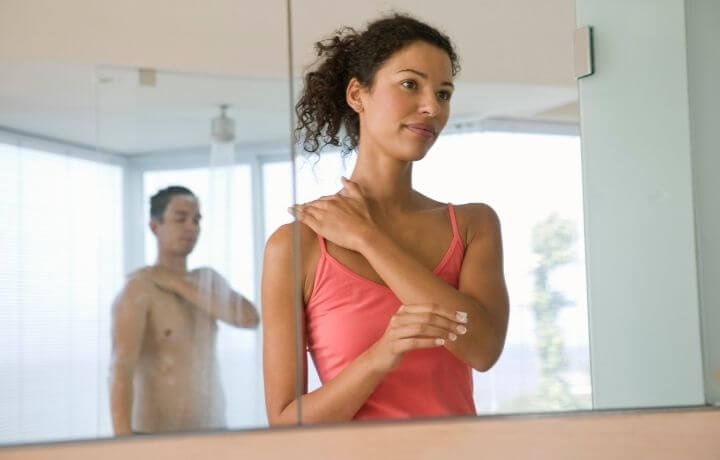 Foto de una mujer frente al espejo