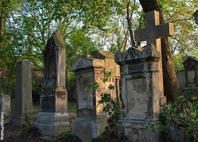 Foto de lápidas de cementerio que revela qué significa soñar con una persona muerta