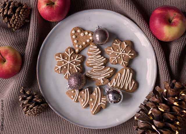 Foto de galletas navideñas con adornos de chocolate