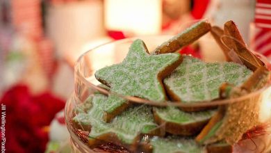 Foto de galletas verdes en forma de estrella que revela la receta de galletas navideñas
