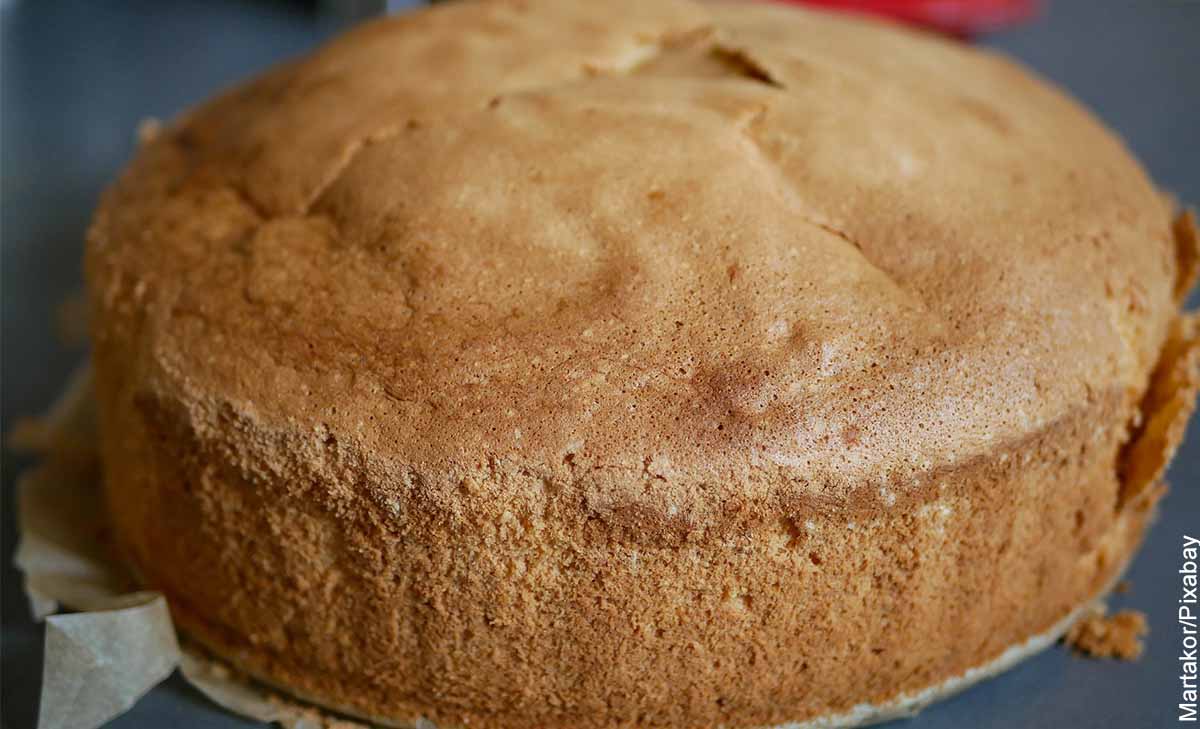 Foto de una torta sobre la mesa que revela la receta de torta de casera