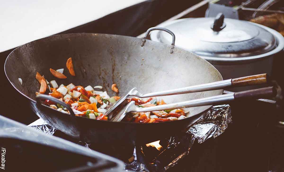 Foto de un wok al fuego con vegetales que muestra las recetas de almuerzos saludables y económicos