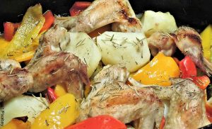 Foto de alas de pollo con papas, pimentones y papas que ilustran las recetas de pollo guisado