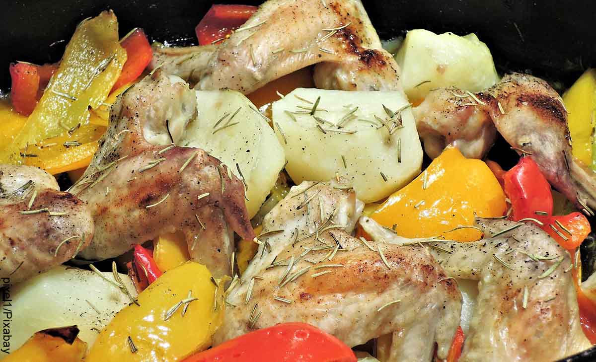 Foto de alas de pollo con papas, pimentones y papas que ilustran las recetas de pollo guisado