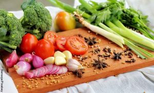 Foto de brócoli, tomates, cebolla, anís sobre una tabla que revela las recetas para ensaladas