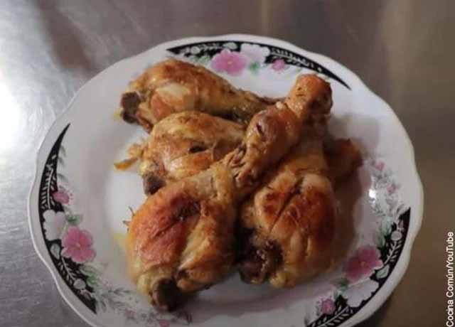 Foto de varias presas de pollo asado que muestra las recetas fáciles con pollo