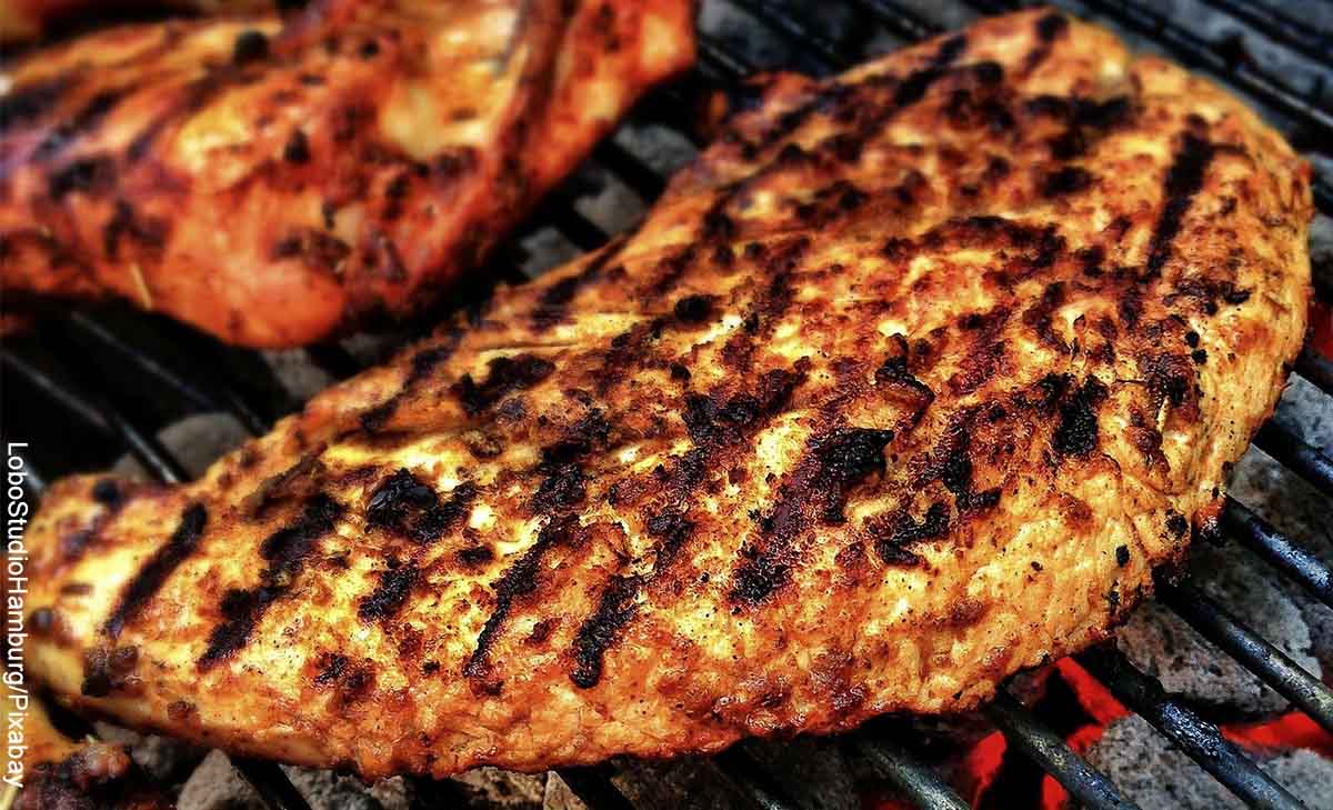 Foto de una pechuga de pollo al grill que muestras las recetas fáciles para hacer en casa