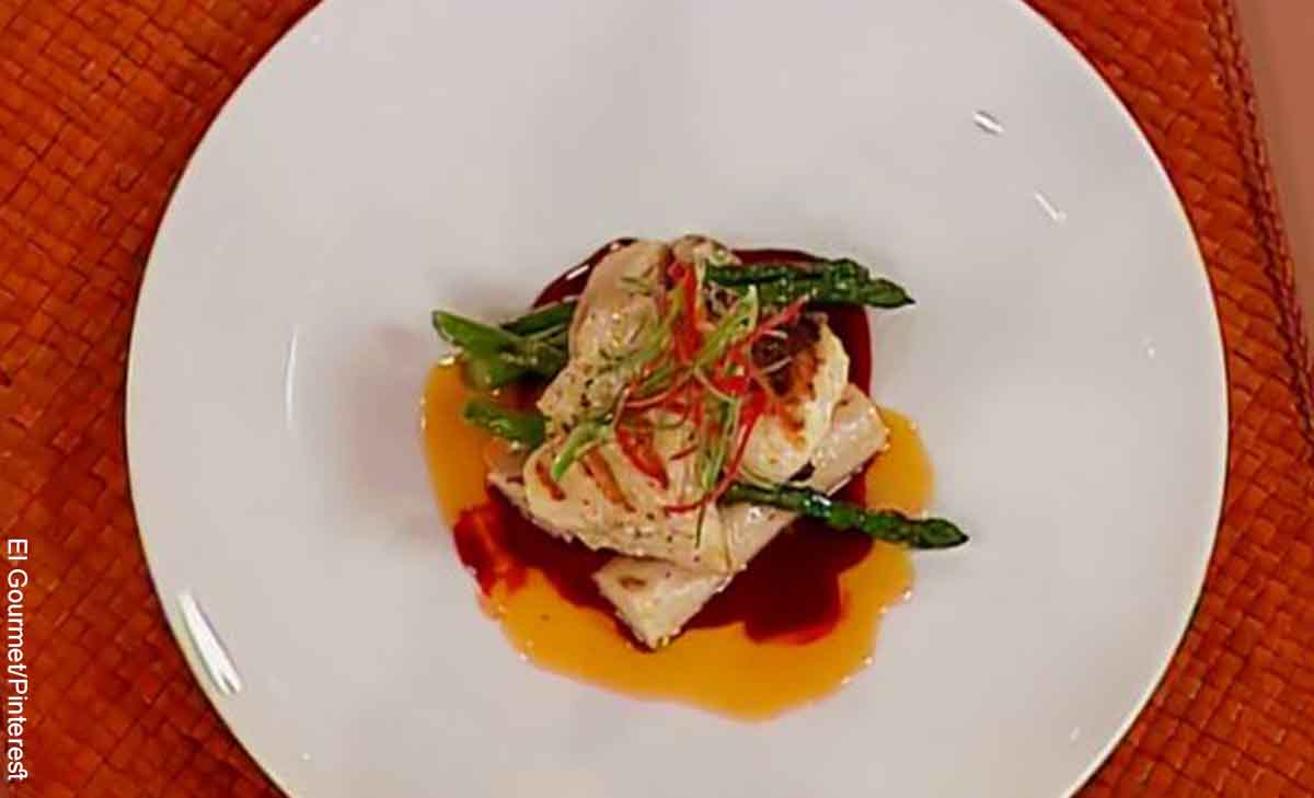 Foto de un plato de pescado con verduras que revela el róbalo y sus recetas