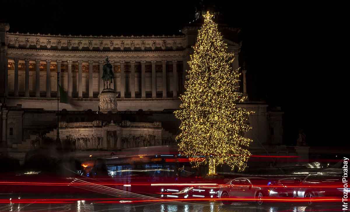 Foto de un árbol de Navidad en una plaza que muestra el significado del árbol de Navidad