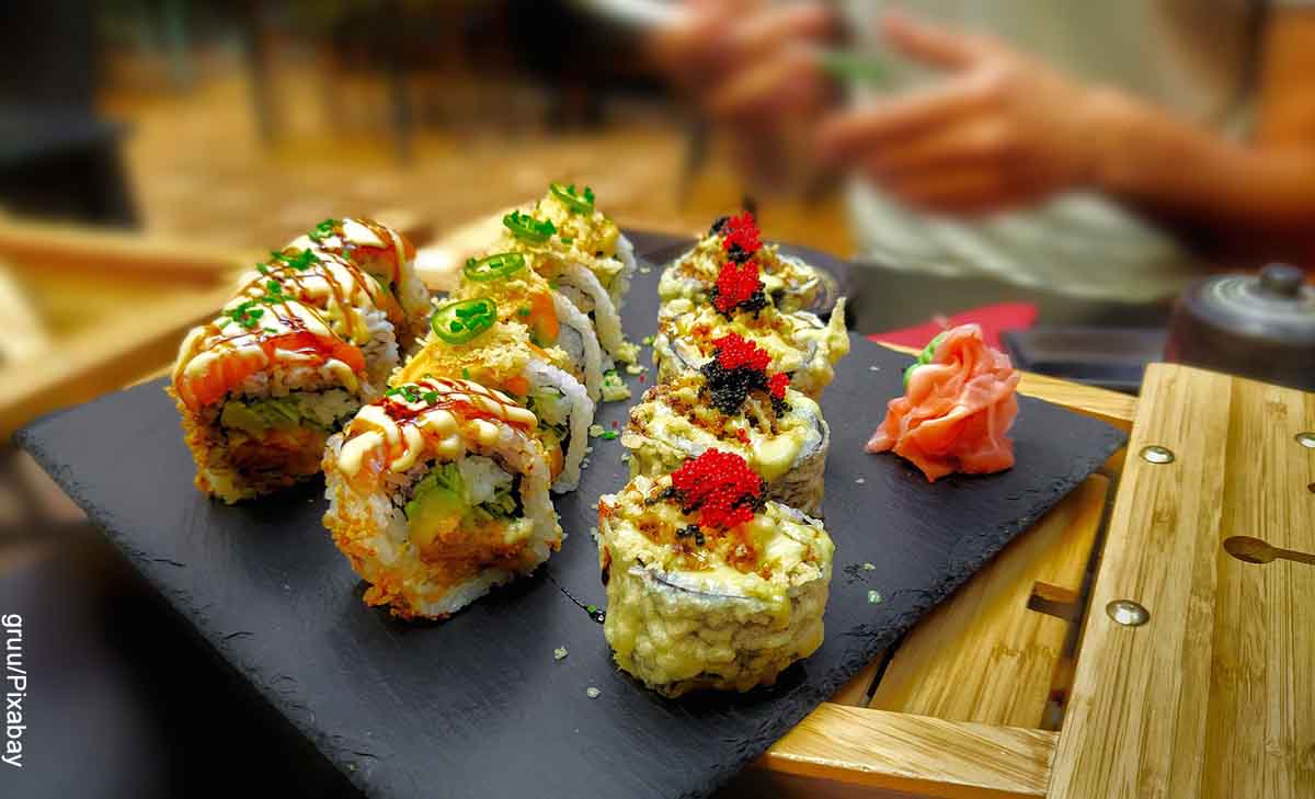 Foto de rolls en tempura que revelan el sushi con su receta