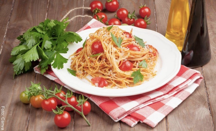 Foto de pasta con atún y tomates cherry