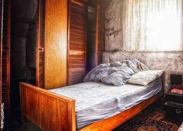 Foto de una cama destendida que muestra la altamisa para qué sirve