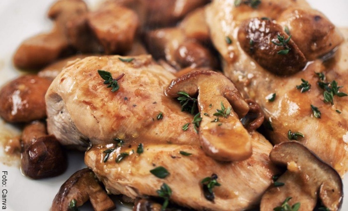 Foto receta clásica de pollo con champiñones