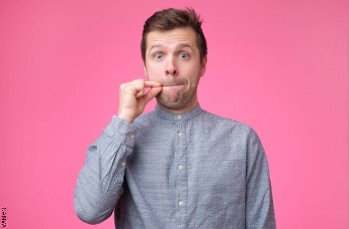 Foto de un hombre haciendo que cierra su boca como una cremallera