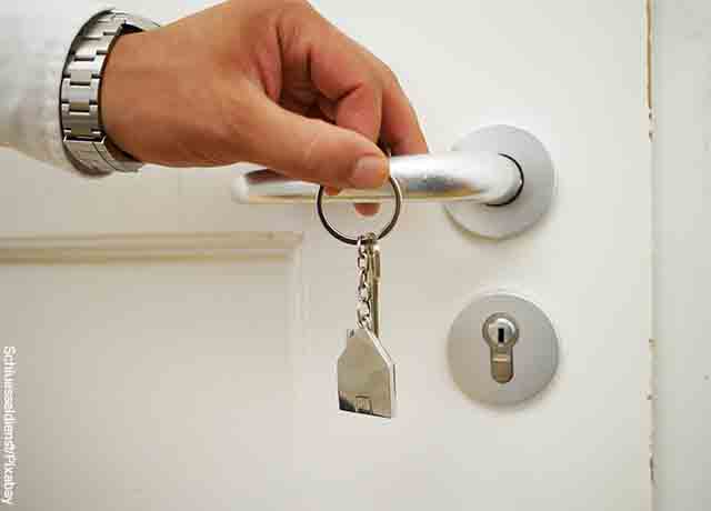 Foto de una persona abriendo una puerta que revela lo que es soñar con llaves