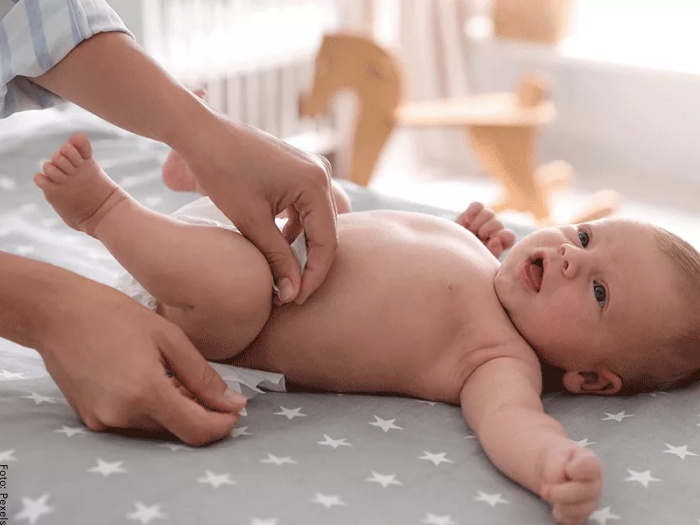 Foto de un bebé poniendo pañal