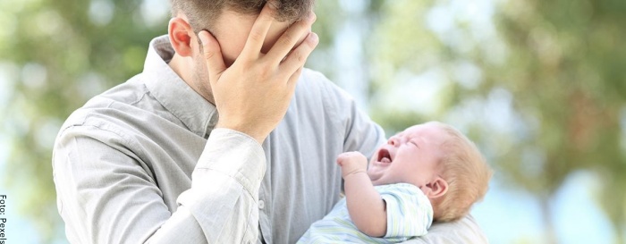 Foto de bebé llorando y papá desesperado