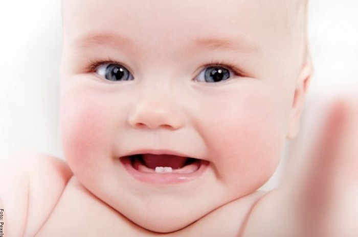 Foto de bebé con su primer diente