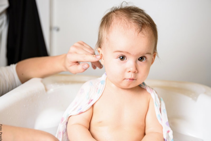 Foto de bebé cuidando sus oídos