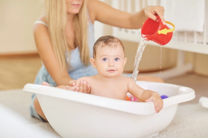 Foto de bebé bañándose