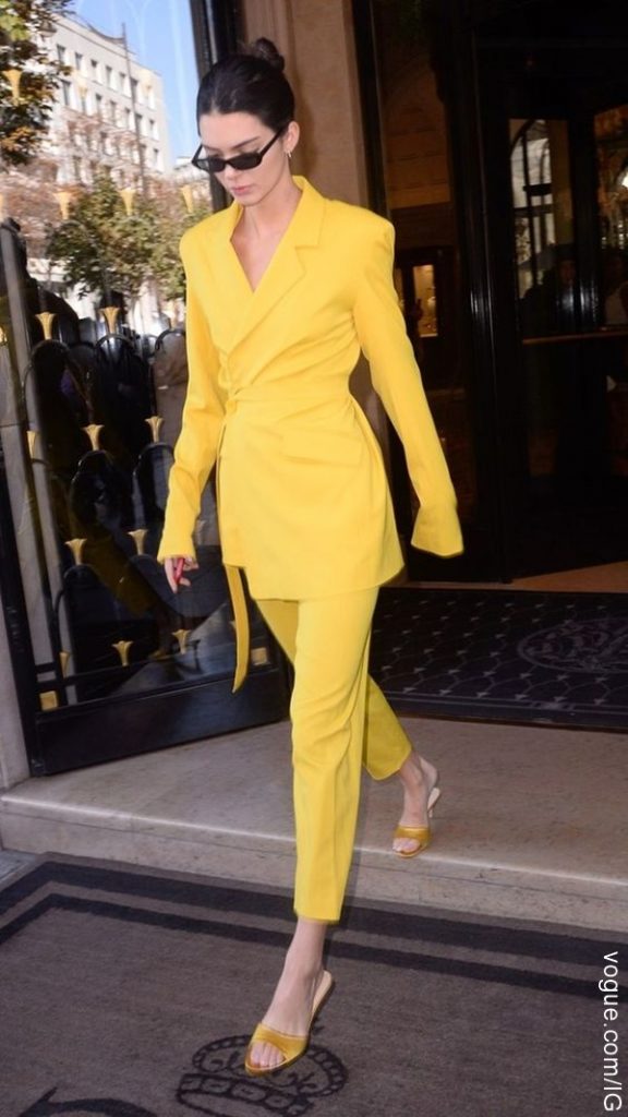 Foto de mujer vestida completamente de amarillo