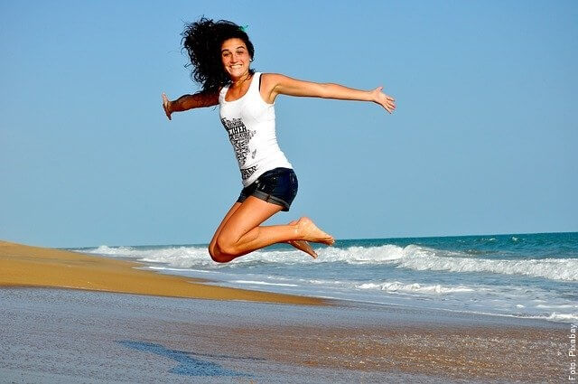 foto de mujer saltando