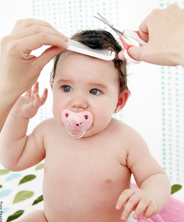 Foto de bebé cortando el pelo