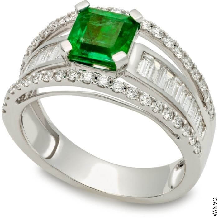 Foto de anillo con una esmeralda