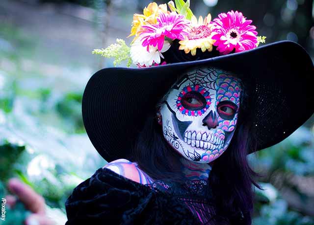 Foto de una mujer con maquillaje de muerto que revela qué significa soñar con muertos