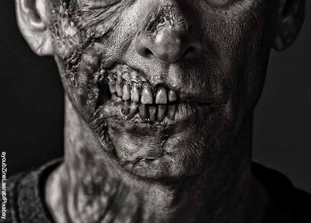 Foto de la boca de un personaje parecido a un muerto viviente