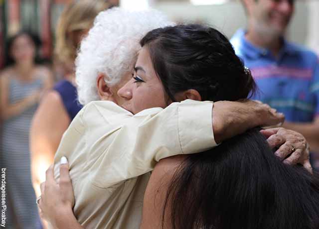 Foto de abuela abrazando a la nieta