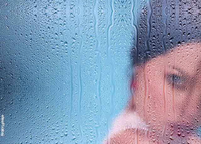 Foto de una mujer en la ducha que revela lo que es soñar con bañarse