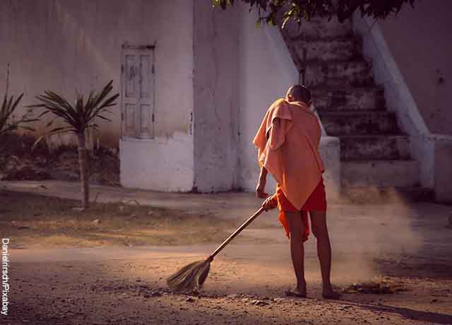 Foto de un monje barriendo la calle