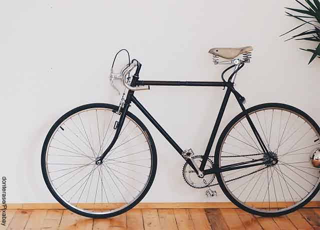 Foto de una bicicleta contra una pared blanca