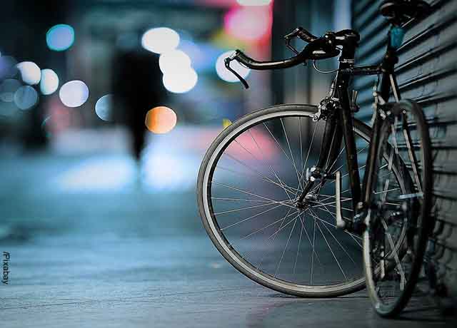 Foto de una bicicleta negra en la calle que revela lo que es soñar con bicicleta